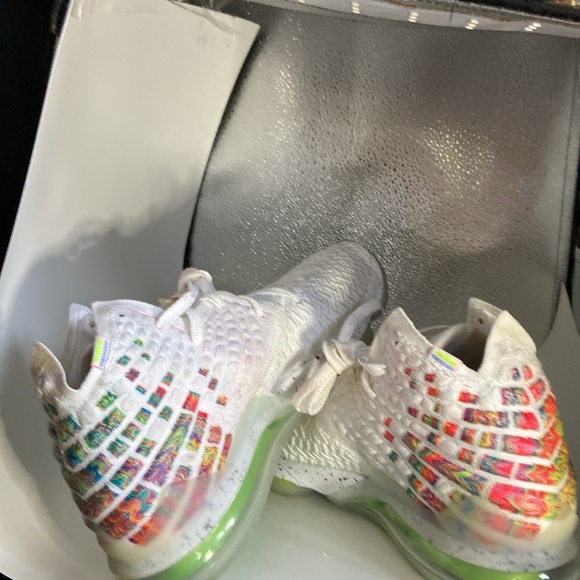 LeBron James sneakers lightly used White with little cubes of color& black spots - Picture 4 of 10